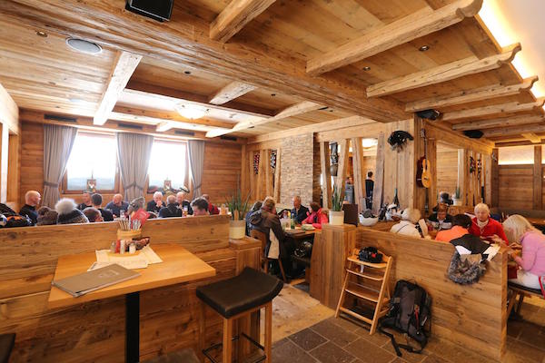 Klasický interiér tyrolské restaurace 